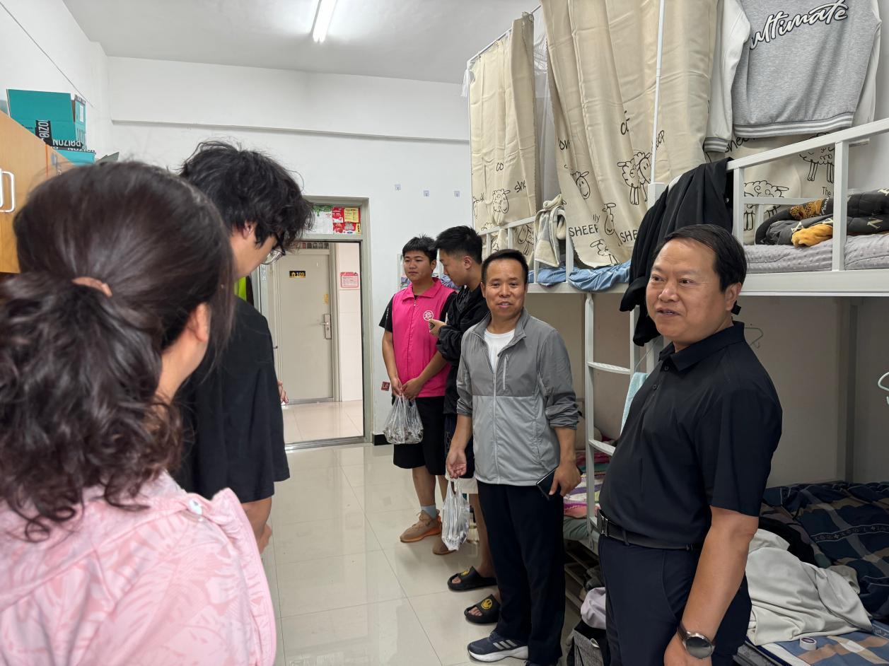 粽香满校园 慰问暖人心丨校领导深入beat365唯一官方网站学生宿舍进行端午节日慰问